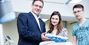 Professor und zwei Studierende © HTW Berlin/Camilla Rackelmann Professor und zwei Studierende